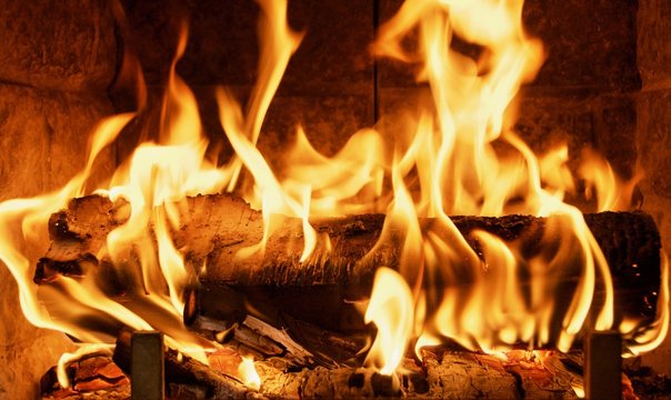 Roaring fire in the fireplace. Warm and cozy winter scene. foto de Stock |  Adobe Stock