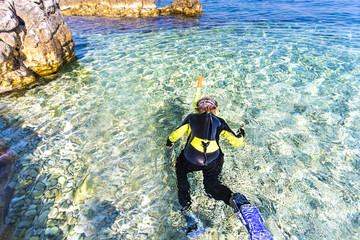 Naklejka premium Kroatien, Istrien, Rabac, Strand mit Person beim Schnorcheln