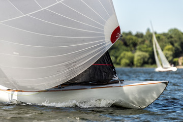 klassische Segelyacht bei einer Regatta
