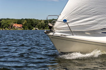 Naklejka premium klassische Segelyacht bei einer Regatta