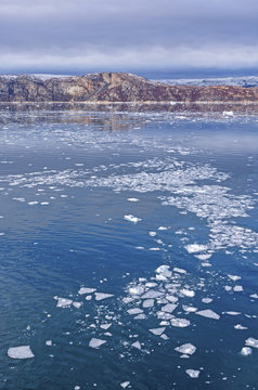 Bare Rocks and Floating Ice in the Arctic