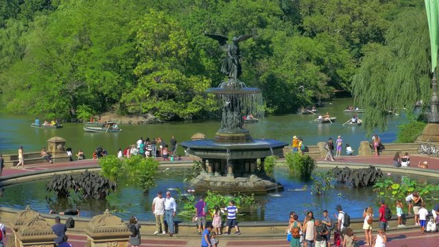 4K (UHD) 25P New Yor City, Central Park - Bethesda Fountain closeup with tourists and pond in the background