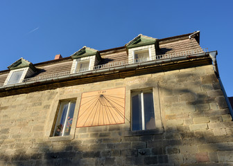 historische Sonnenuhr an einem Gebäude