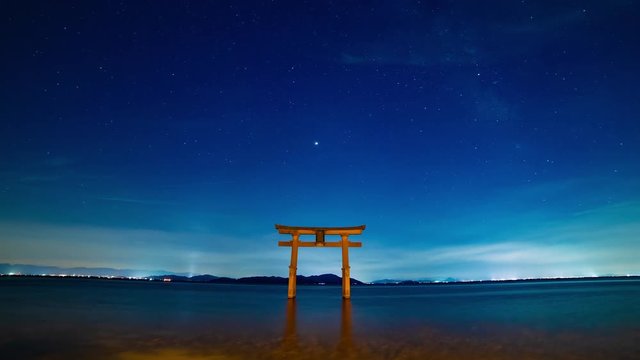 タイムラプス　インターバル撮影　鳥居　信仰　宗教　伝統的な風景　日本文化　琵琶湖　日本の自然