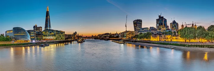 Foto auf Alu-Dibond Panorama of the river Thames in London with the skyscrapers of the City and the Tower © elxeneize
