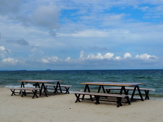 Fototapeta na wymiar Dining table by the sea