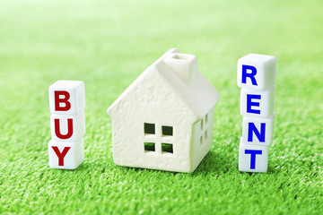 家イメージ　賃貸か購入　house model image Buy or Rent