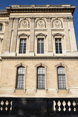 Fototapeta na wymiar Façade à pilastre au Louvre à Paris, France