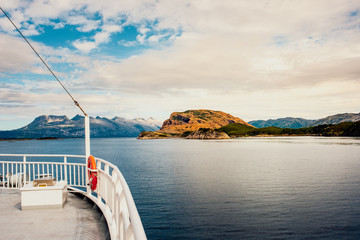 Auf der Fähre von Forvik nach Tjøtta mit blick auf die Insel Rødøya ( Norwegen )