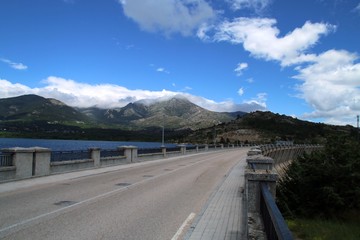 Carretera sobre una presa de agua.