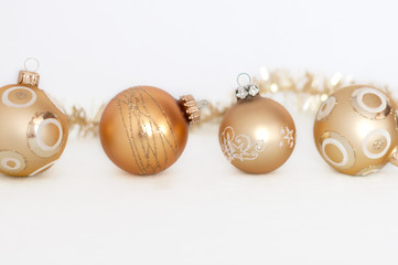 goldene Christbaumkugeln vor weißen Hintergrund für Banner, Weihnachtsfest
