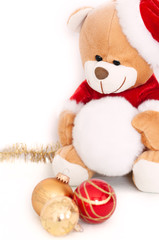 Teddybär als Santa mit Schneeball und Kugeln, Frohe Weihnachten
