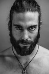 mann mit langen haaren und bart schaut direkt