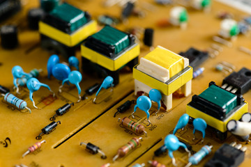 microcircuit with capacitors on electronic system
