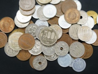 close up on 500 coins with  other kind of Japanese Yen coins 