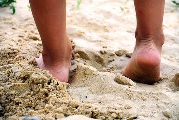Fototapeta na wymiar baby bare feet in the sand