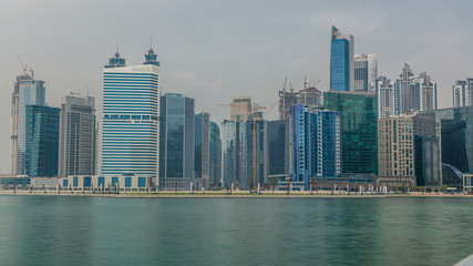 Obraz premium Panoramiczny widok timelapse na zatokę biznesową i centrum Dubaju odbicie w rzece.