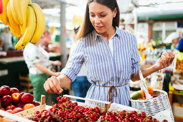 Picture of woman at marketplace buying fruits