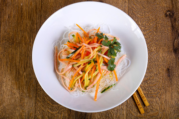 Salad vith noodle and vegetables