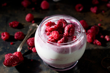 himbeeren mit milchspeise im glas