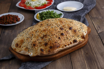 kahvaltı kavurma simit vede çay 