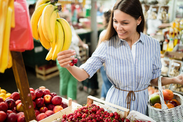 Picture of woman at marketplace buying fruits