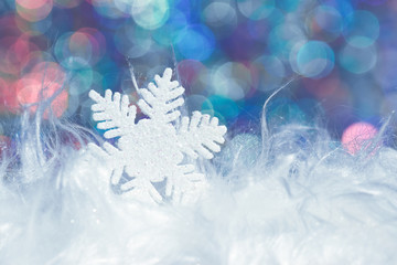 Winterliche Szene mit Schneeflocke und Fell und farbigem Hintergrund Winternacht Atmosphäre - 225474272