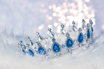 Wunderschöne Weihnacht Dekoration winterlich Krone blaue Steine König Christus 