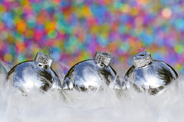 Weihnacht Kugeln Schmuck Dekoration festlich und glänzend schimmernd Silber