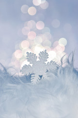 Winterliche Dekoration mit Flocke und Glitzern kalt und Frostig Weihnachtsfest