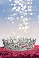 Wunderschöne Krone auf Samt mit Glitzer Hintergrund Reichtum und Herrlichkeit