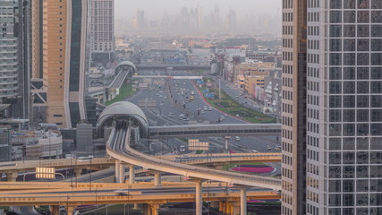 Obraz premium Dubai downtown skyline night to day timelapse and Sheikh Zayed road traffic, UAE