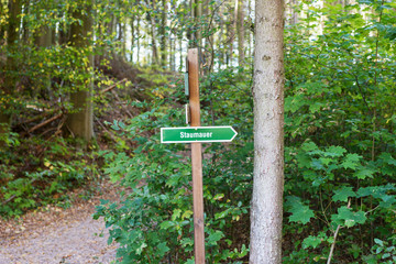 Wegweiser zur Staumauer