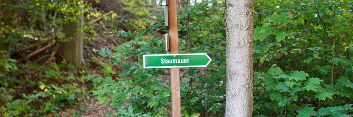 Wegweiser zur Staumauer
