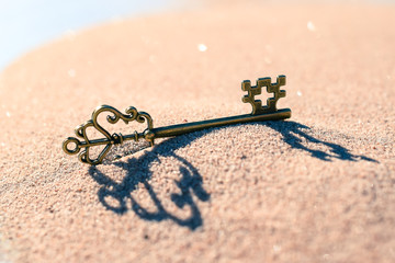 Ein Schlüssel im Sand Symbol für Lösung Idee Finden 