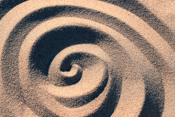 Gedrehte Struktur Form im Sand von der Seite mit Licht und Schatten Effekt Kontrast 