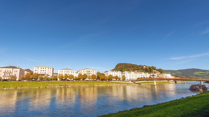 Fototapeta na wymiar Salzburg: Kaivillen am Elisabethkai, Makartsteg und Hotel