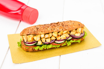 Panino ai cereali con pollo , verdure e ketchup