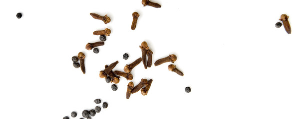 Grupo de especias de cayenas y clavos sobre fondo blanco
