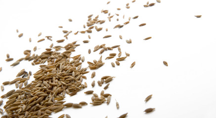 Montón de arroz integral visto desde arriba con fondo blanco 2