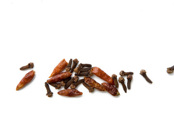  Especias Guindillas cayenas y clavos vistos cenitalmente 2