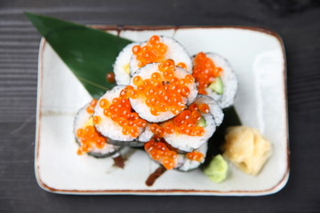 salmon roe sushi roll