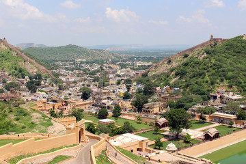 Obraz premium The Amber Fort overlooking the town of Amer.