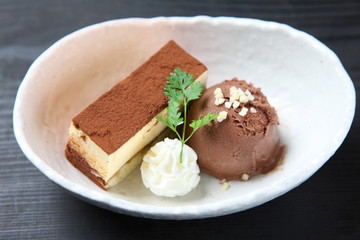 ティラミスとチョコレートアイスクリーム