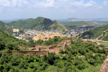 Fototapeta na wymiar The Jaigarh Fort overlooking Amer Fort and the town in Jaipur
