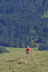 wanderer im kleinwalsertal