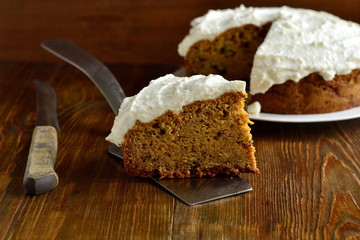 Carrot cake with walnuts covered with cream