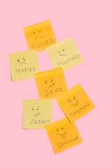 Post it Pegatinas con días de la semana y caras con expresión sobre fondo rosa liso y aislado....