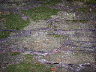 Wand aus Naturstein