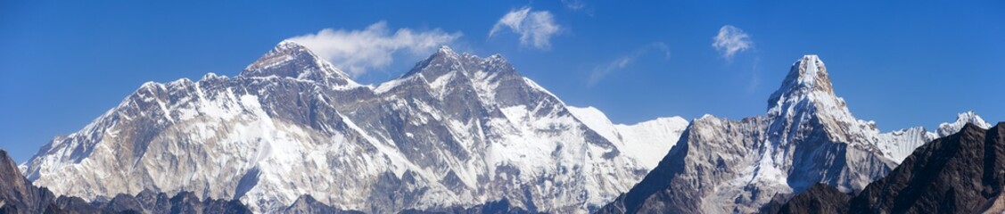 Fototapeta na wymiar view of Mount Everest and Lhotse